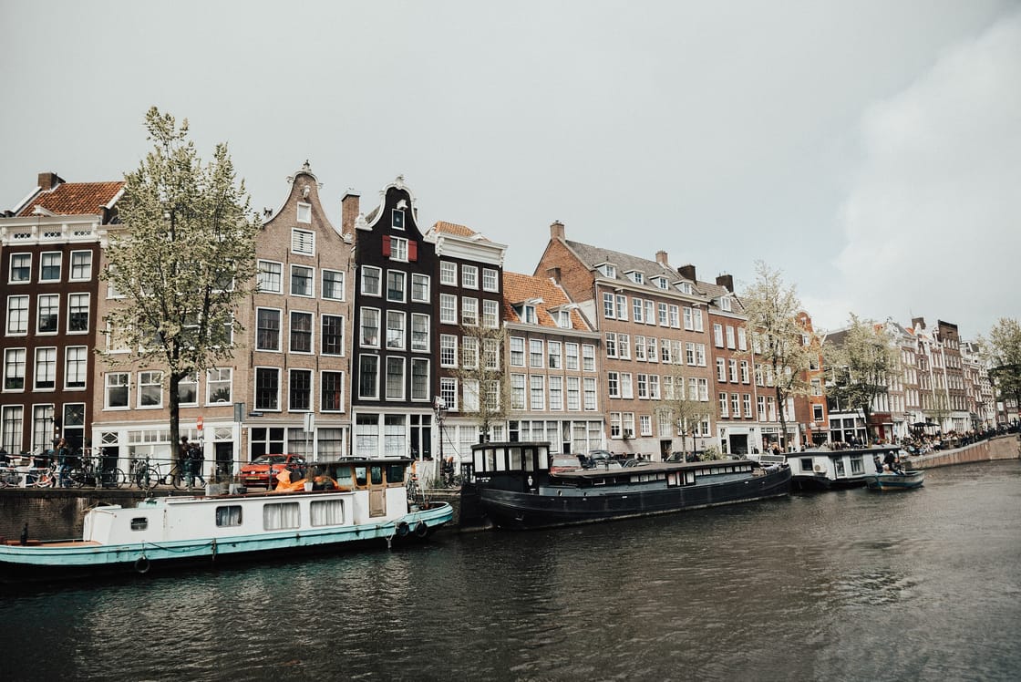 Grachtenpanden langs het water in Amsterdam