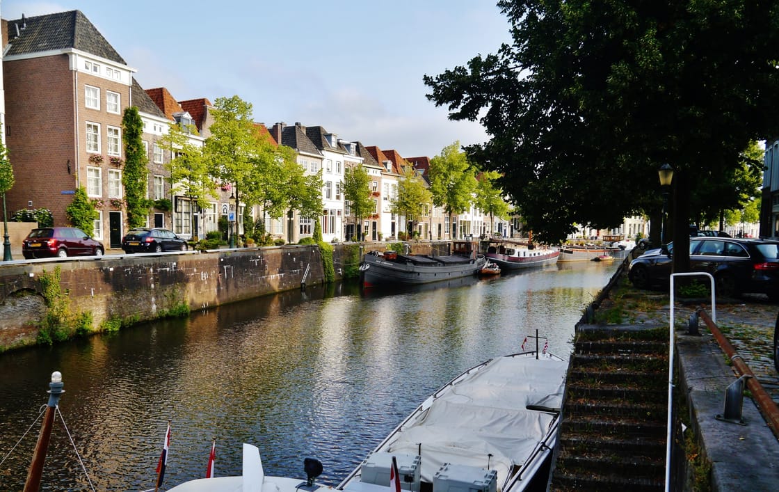 Binnendieze langs historische huizen in 's-Hertogenbosch