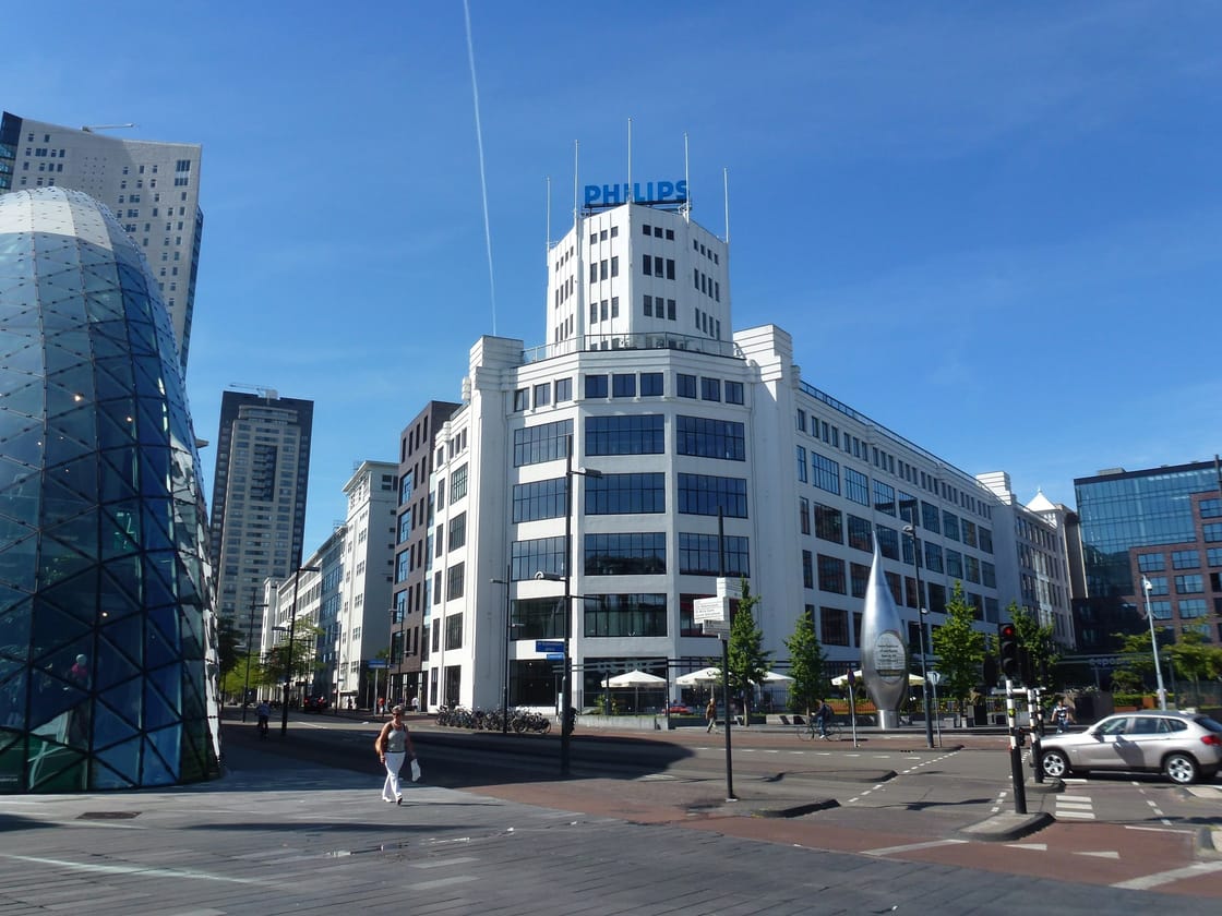 Lichttoren en moderne bebouwing in het centrum van Eindhoven
