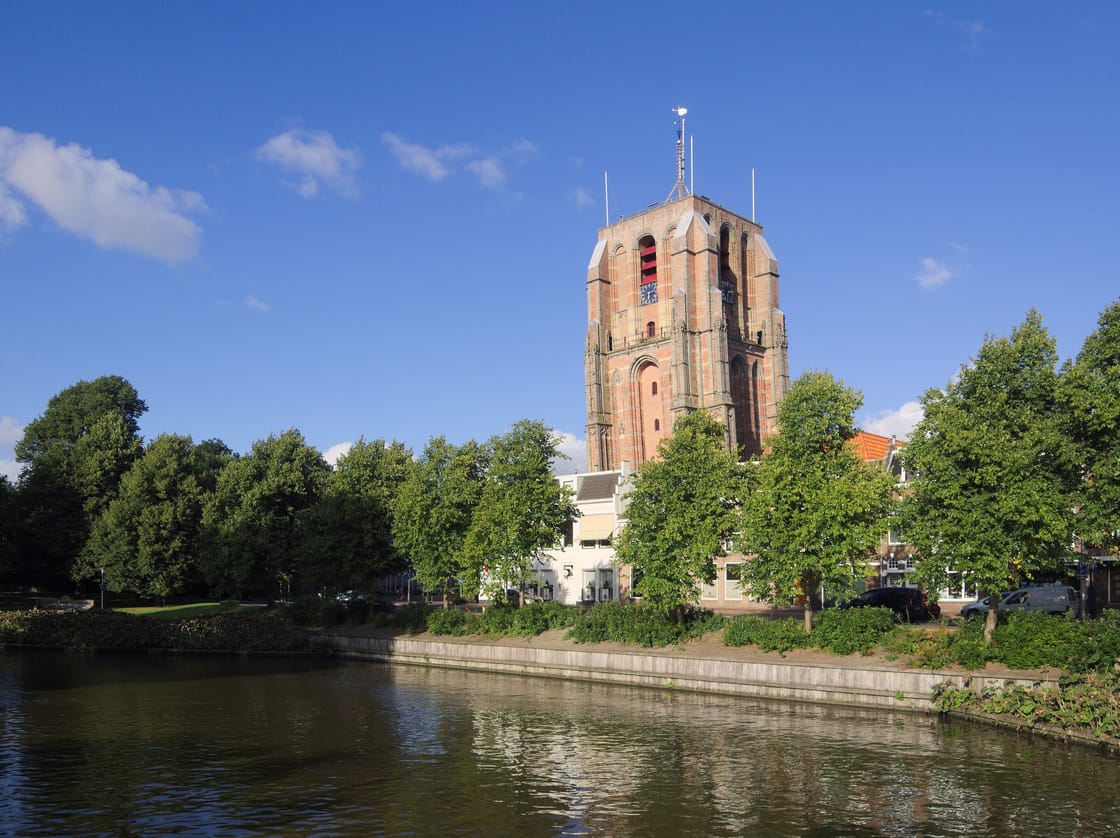 Oldehove boven de stadsgracht in Leeuwarden