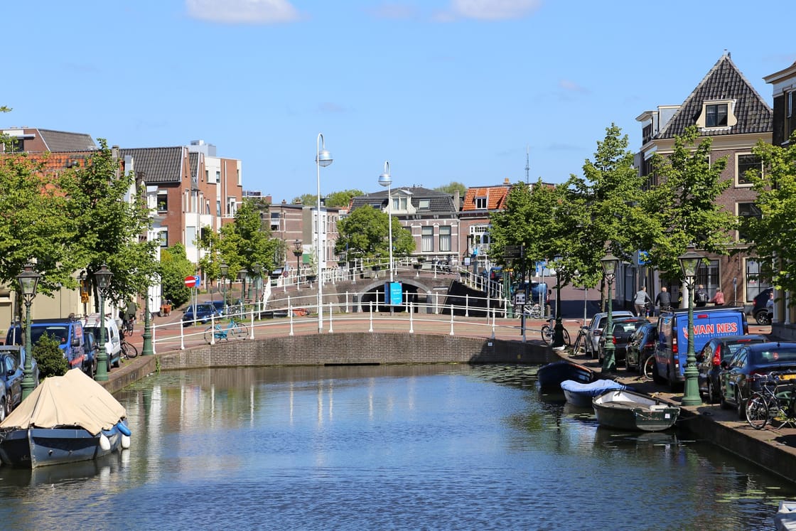 Gracht en bruggen in het centrum van Leiden