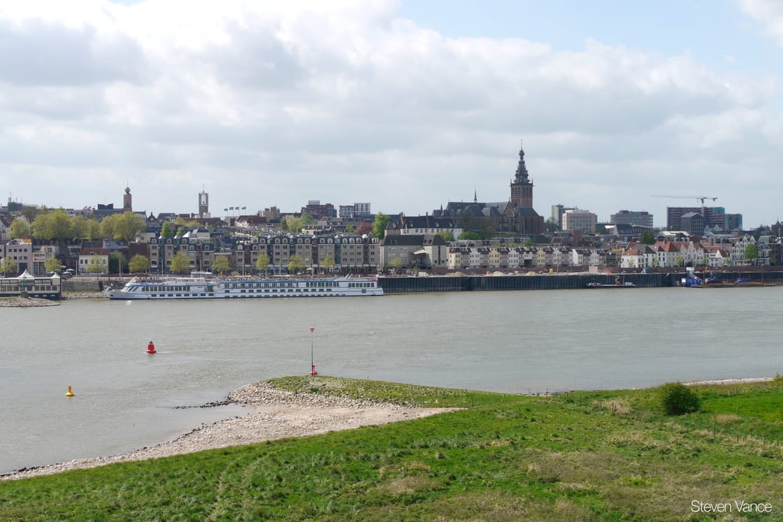 Stadscentrum van Nijmegen gezien over de Waal