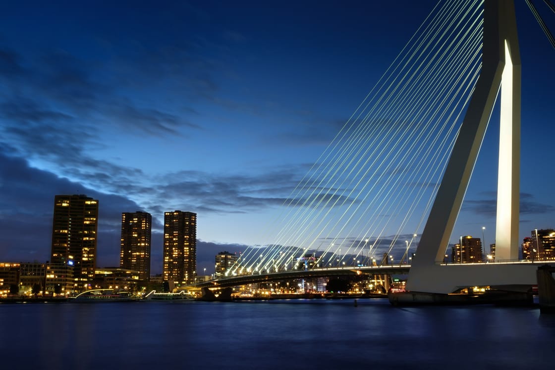 Erasmusbrug en skyline van Rotterdam in het blauwe uur