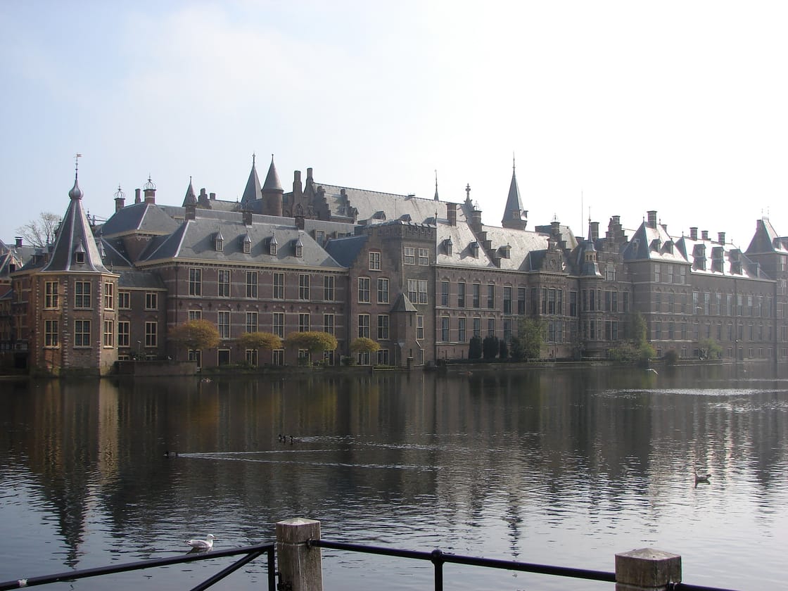 Binnenhof gezien over de Hofvijver in Den Haag